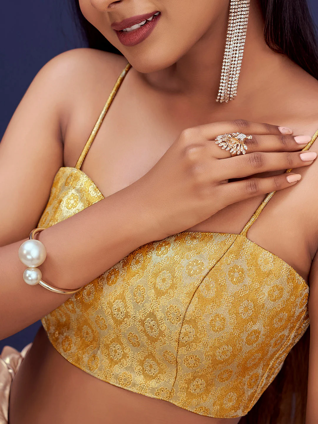 Cream Sweetheart Neck Sleeveless Padded Blouse with Gold Zari - Image 2