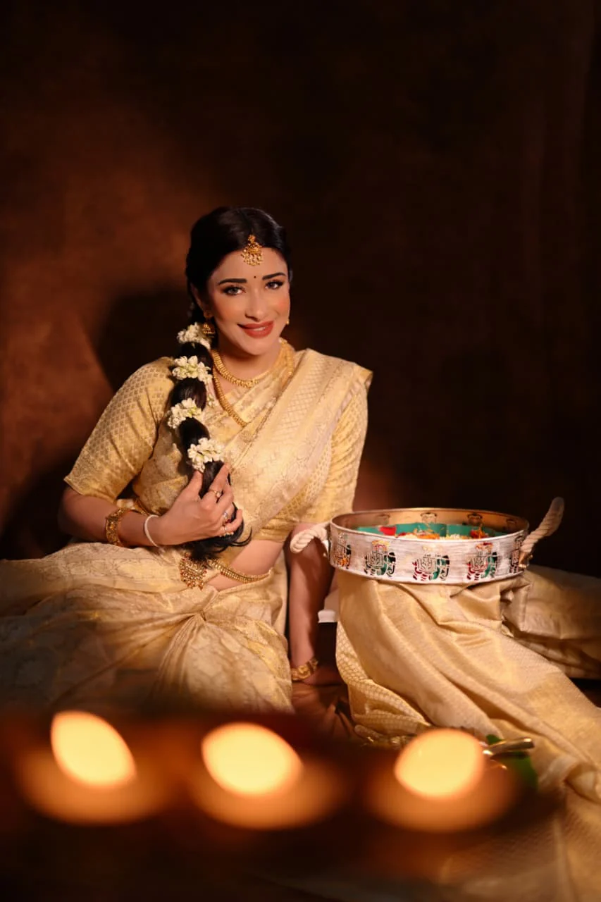 Pooja Banerjeee in Vanilla White Golden Zari Kanjivaram Silk Saree - Image 3